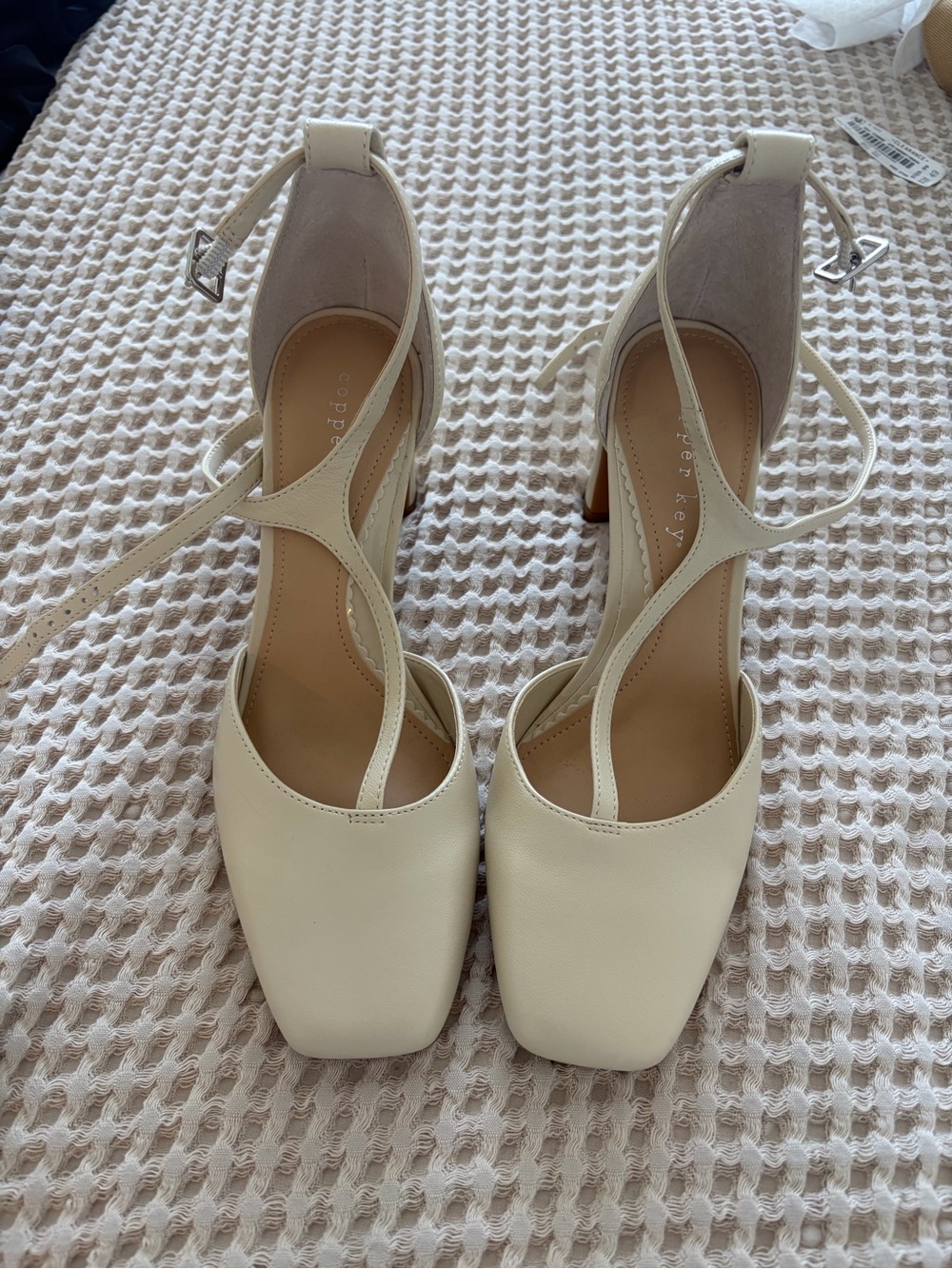 Copper Key Julieta bone blanc size 7 brand new!!